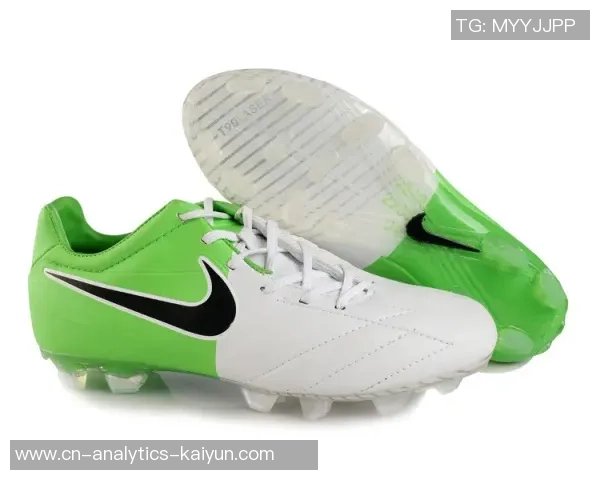 探索Nike室内足球鞋的卓越性能与时尚设计助力你的球场表现 探索Nike室内足球鞋的卓越性能与时尚设计助力你的球场表现